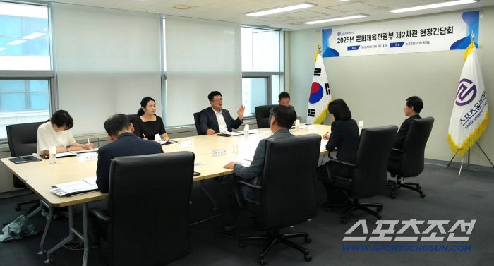 김대현 문화체육관광부 제2차관(왼편 가운데)이 25일 스포츠윤리센터를 방문해 현장 간담회를 통해 의견을 청취하고 현안을 파악하고 있다.  사진제공=문화체육관광부