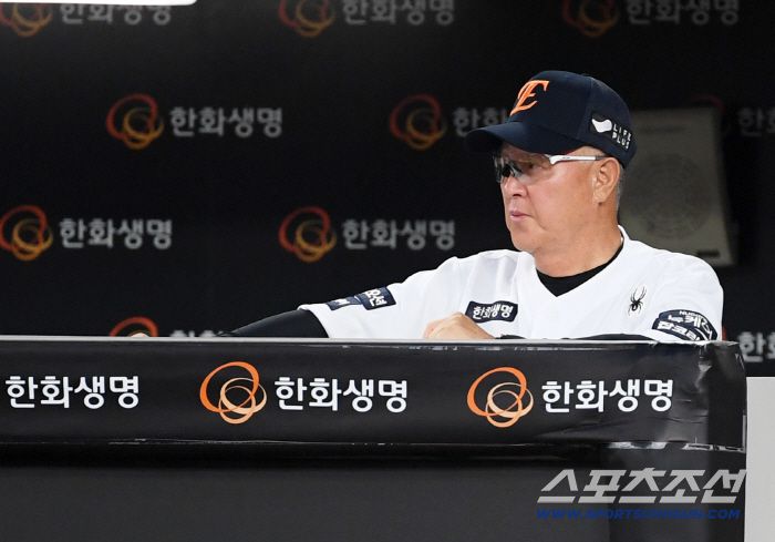 20일 대전 한화생명볼파크에서 열린 한화 이글스와 두산 베어스의 경기. 김경문 감독이 생각에 잠겨 있다. 대전=박재만 기자 pjm@sportschosun.com/2025.08.20/