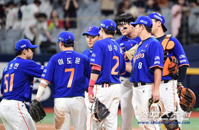 26일 고척돔에서 열린 KBO리그 키움과 한화의 경기. 한화가 키움에 3대 1로 승리했다. 경기 종료 후 승리의 기쁨을 나누고 있는 한화 선수들. 고척=송정헌 기자songs@sportschosun.com/2025.08.26/