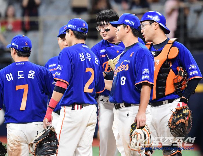 26일 고척돔에서 열린 KBO리그 키움과 한화의 경기. 한화가 키움에 3대 1로 승리했다. 경기 종료 후 승리의 기쁨을 나누고 있는 한화 선수들. 고척=송정헌 기자songs@sportschosun.com/2025.08.26/