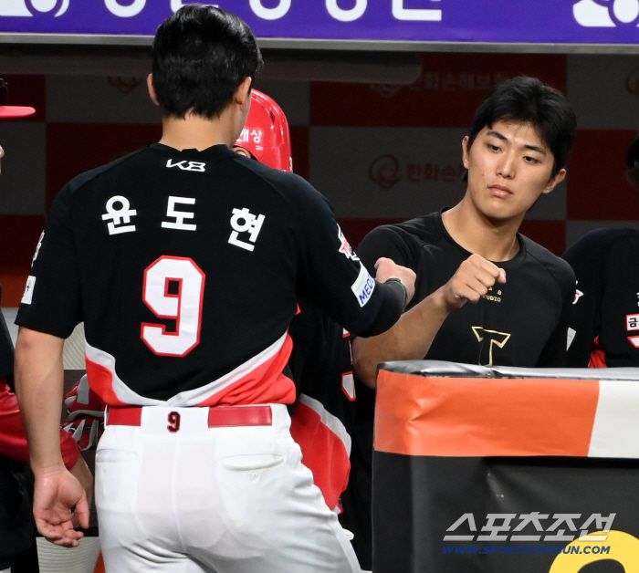 선제 솔로포를 날린 윤도현과 하이파이브를 하는 이의리.