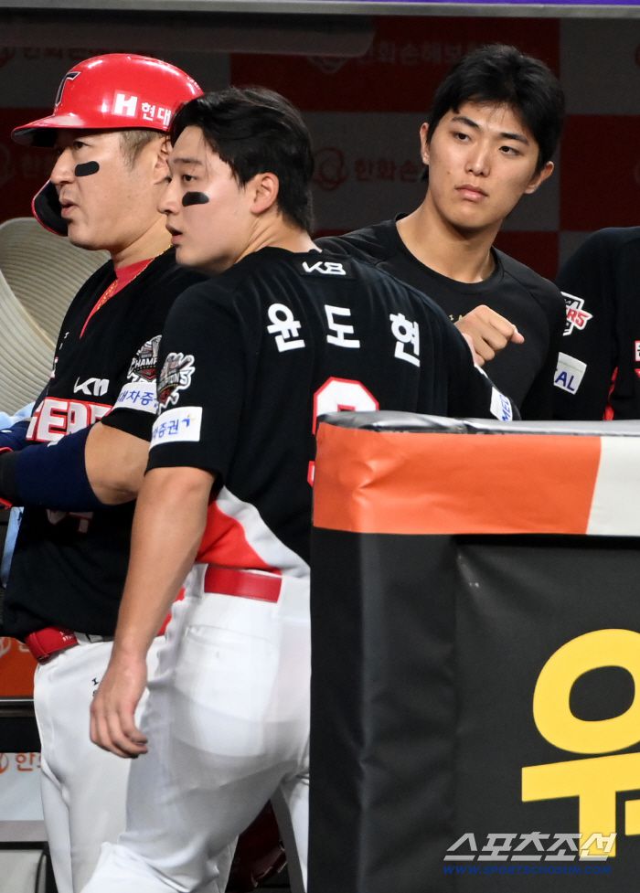 선제 솔로포를 날린 윤도현과 하이파이브를 하는 이의리.