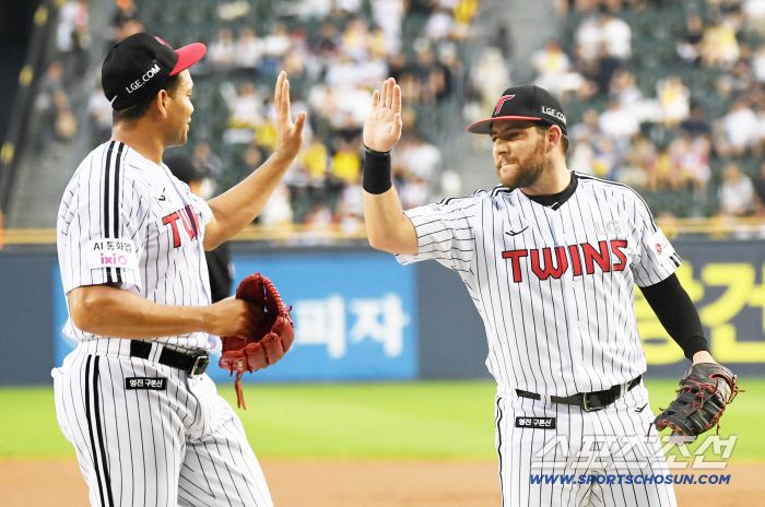 2일 잠실구장에서 열린 LG 트윈스와 롯데 자이언츠의 경기. LG 선발 치리노스가 이닝을 마친 뒤 오스틴과 하이파이브를 하고 있다. 잠실=박재만 기자 pjm@sportschosun.com/2025.09.02/