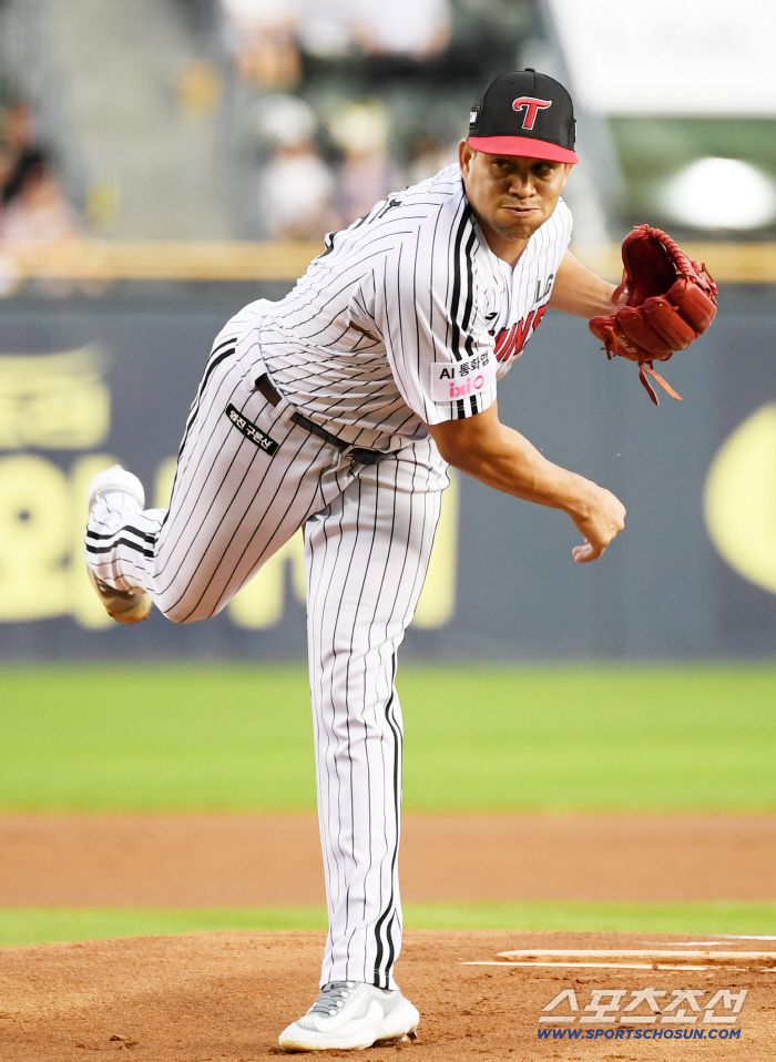 2일 잠실구장에서 열린 LG 트윈스와 롯데 자이언츠의 경기. LG 치리노스가 역투하고 있다. 잠실=박재만 기자 pjm@sportschosun.com/2025.09.02/