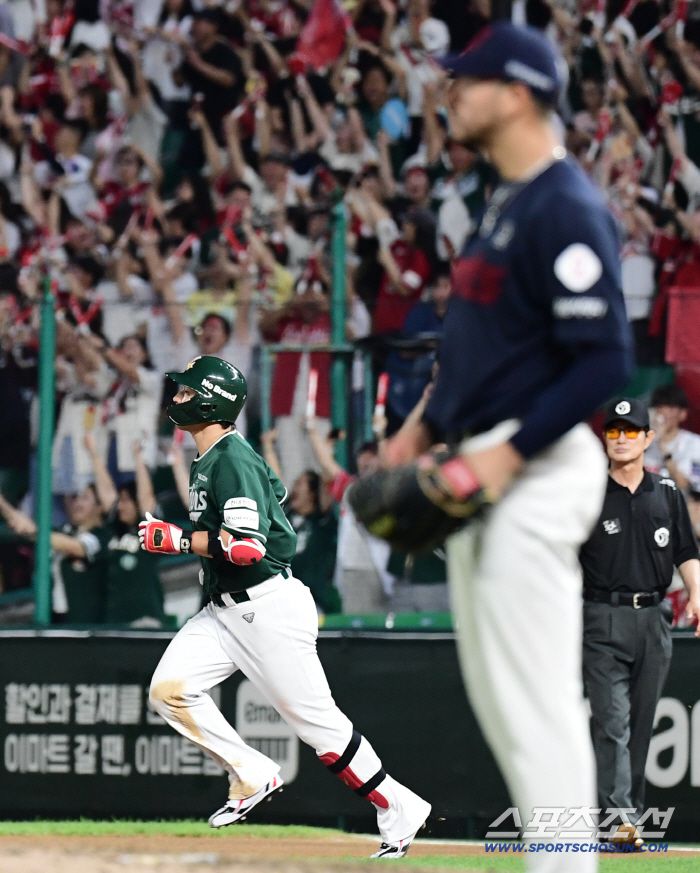 5일 인천 SSG랜더스필드에서 열린 SSG와 롯데의 경기. 5회말 롯데 벨라스케즈 상대 솔로홈런을 날린 SSG 최정. 인천=송정헌 기자songs@sportschosun.com/2025.09.05/