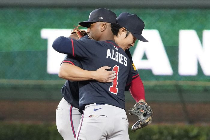 애틀랜타 브레이브스 김하성이 키스톤콤비로 호흡을 맞춘 2루수 오지 알비스와 포옹하고 있다. Imagn Images연합뉴스