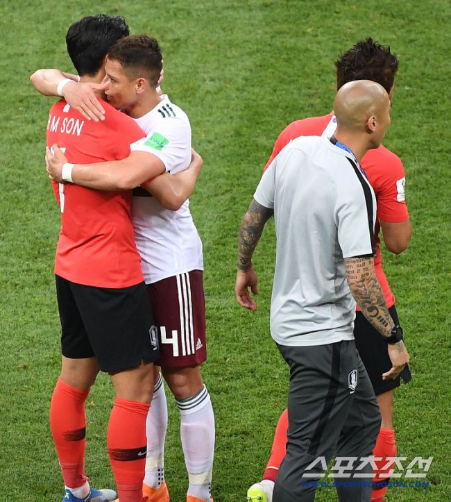 2018 러시아월드컵 한국과 멕시코의 조별예선 2차전이 24일 새벽(한국시각) 러시아 로스토프 아레나에서 열렸다. 1-2로 경기가 끝나자 멕시코 치차리토가 손흥민에게 다가와 위로하고 있다. 로스토프(러시아)=정재근 기자 cjg@sportschosun.com/2018.06.24/