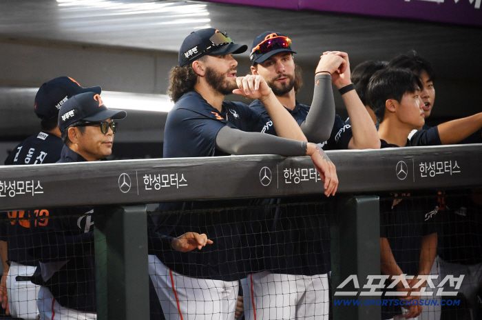 10일 부산 사직구장에서 열린 롯데 자이언츠와 한화 이글스의 경기. 한화 폰세, 와이스, 정우주가 류현진 피칭을 지켜보고 있다. 부산=박재만 기자 pjm@sportschosun.com/2025.09.10/