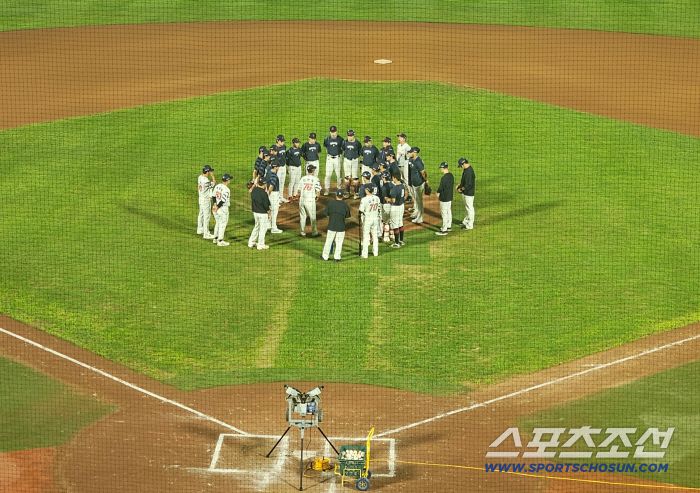 10일 경기 후 미팅을 하는 롯데 선수단. 부산=이종서 기자