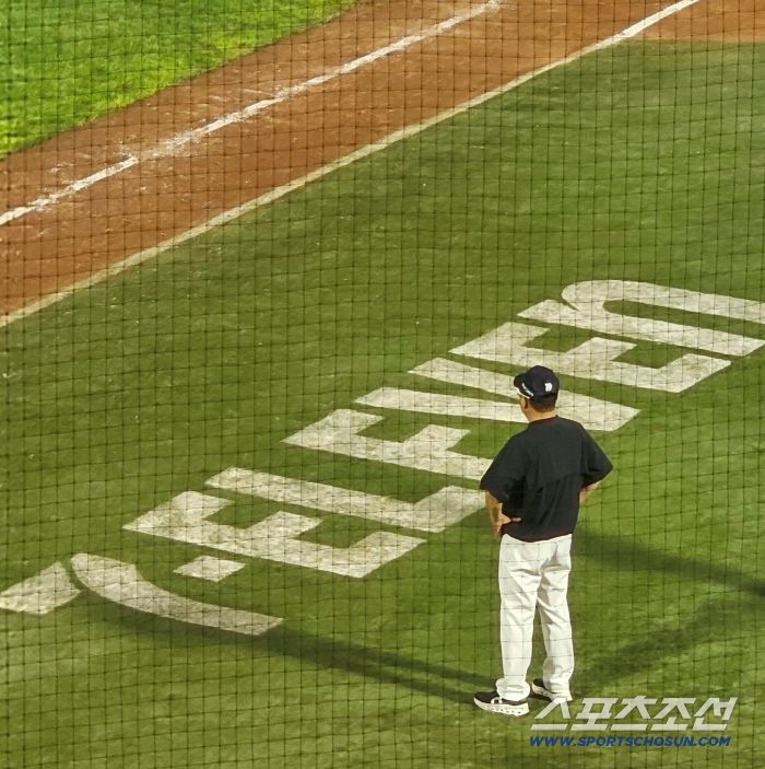 10일 경기를 마치고 수비 훈련을 지켜보는 김태형 롯데 감독. 부산=이종서 기자 bellstop@sportschosun.com