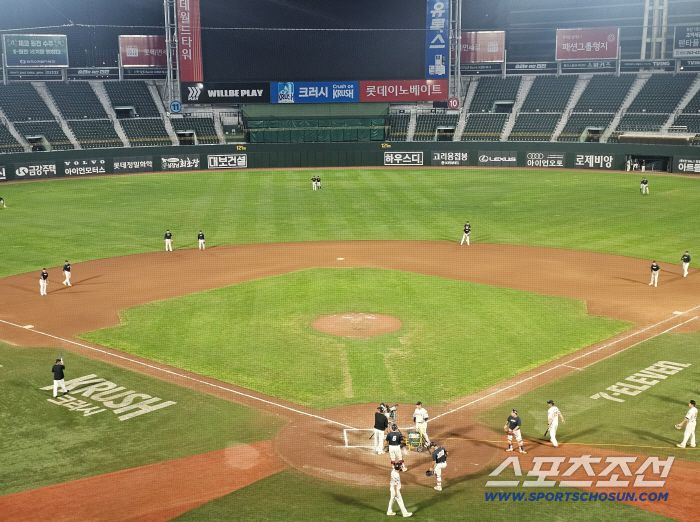 10일 경기 후 수비 훈련을 하는 롯데 선수단. 부산=이종서 기자 bellstop@sportschosun.com