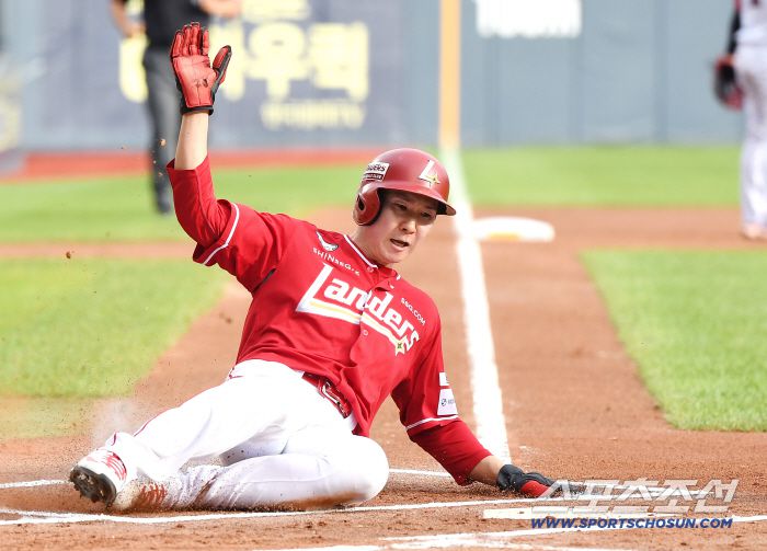 7일 서울 잠실구장에서 열린 SSG-LG전. 1회초 무사 2, 3루 최정의 희생플라이 때 3루주자 박성한이 득점하고 있다.  잠실=정재근 기자 cjg@sportschosun.com/2025.9.7/