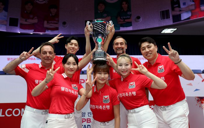 웰컴저축은행 선수들이 PBA팀리그 2라운드에서 우승한 뒤 기념촬영을 하고 있다. 사진제공=PBA