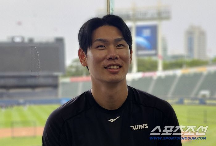 LG 홍창기가 12일 취재진과 인터뷰를 하고 있다. 잠실=권인하 기자