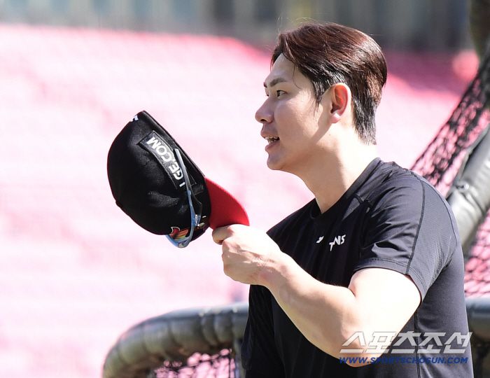 30일 잠실구장에서 열리는 LG와 키움의 경기. 동료들이 지켜보는 가운데 타격 훈련을 하고 있는 LG 홍창기. 잠실=송정헌 기자songs@sportschosun.com/2025.08.30/