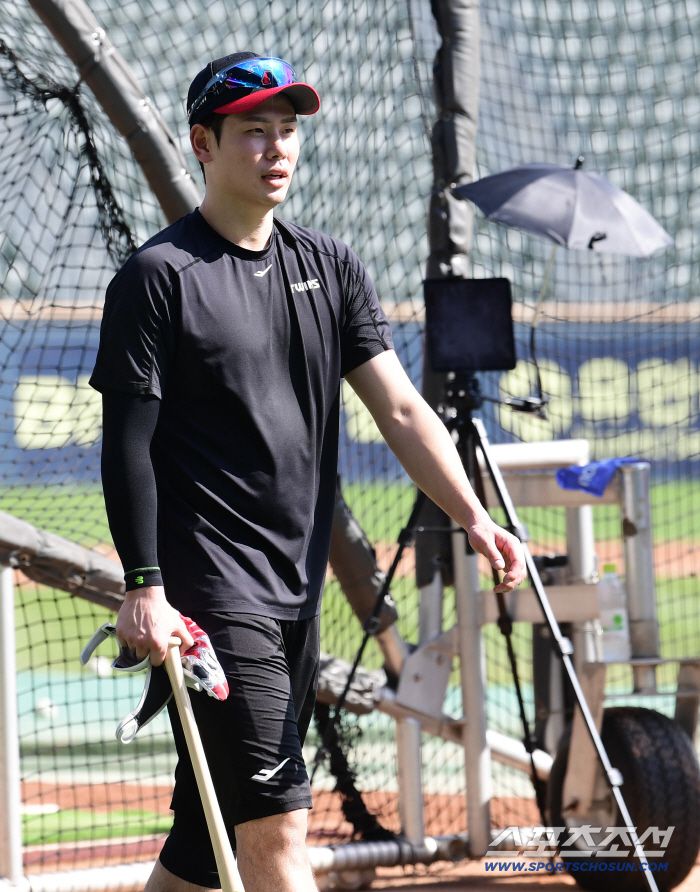 동료들 지켜보는 가운데 타격 훈련을 한 LG 홍창기.