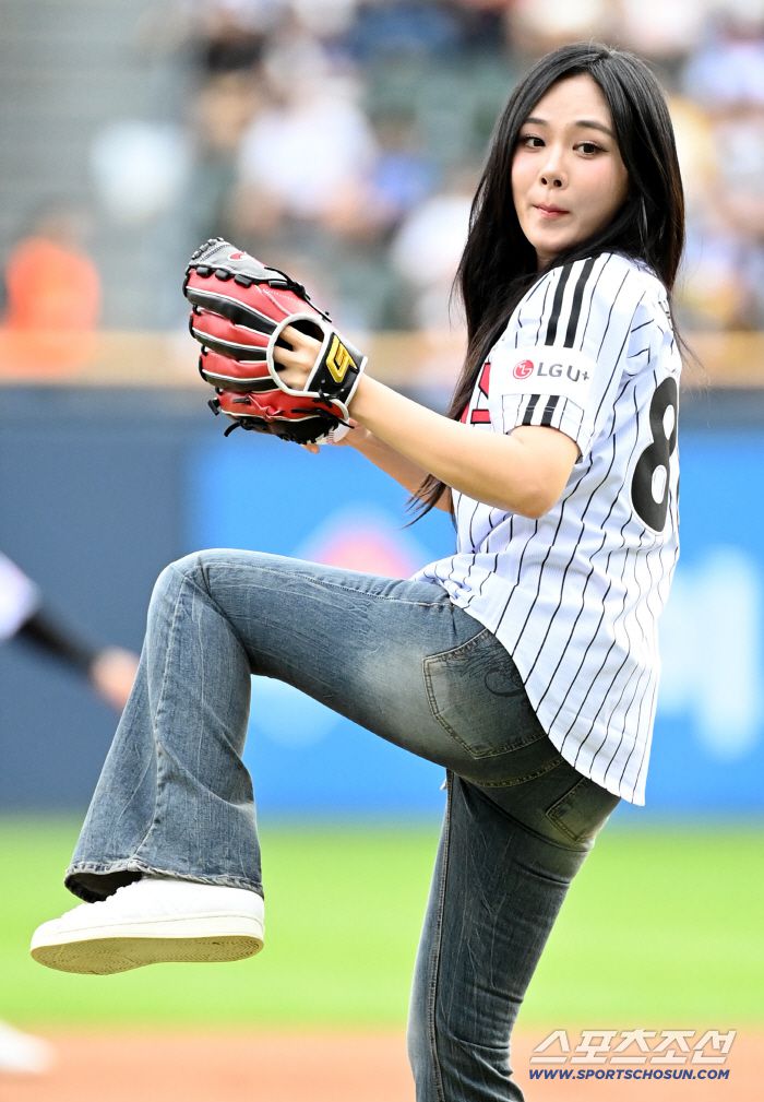 13일 잠실야구장에서 열린 KIA와 LG의 경기, 가수 비비가 시구를 하고 있다. 잠실=허상욱 기자wook@sportschosun.com/2025.09.13/