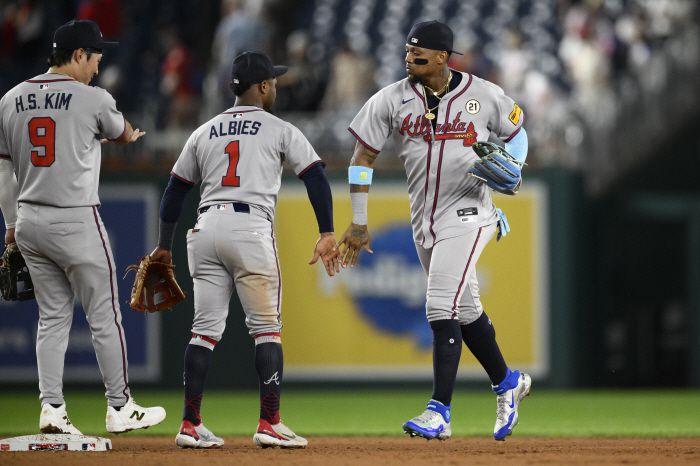 김하성과 알비스, 로날드 아쿠냐 주니어가 승리 세리머니를 하고 있다. AP연합뉴스