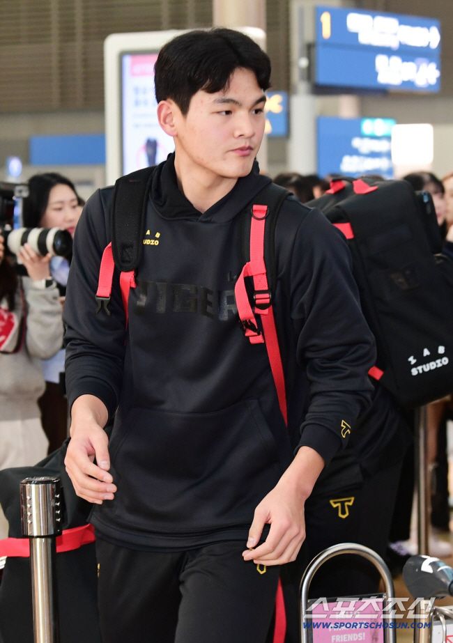 30일 인천공항 제1터미널을 통해 KIA 선수단이 캠프가 열리는 호주 캔버라로 출국했다. 출국을 준비하고 있는 조대현. 인천공항=송정헌 기자songs@sportschosun.com/2024.01.30/
