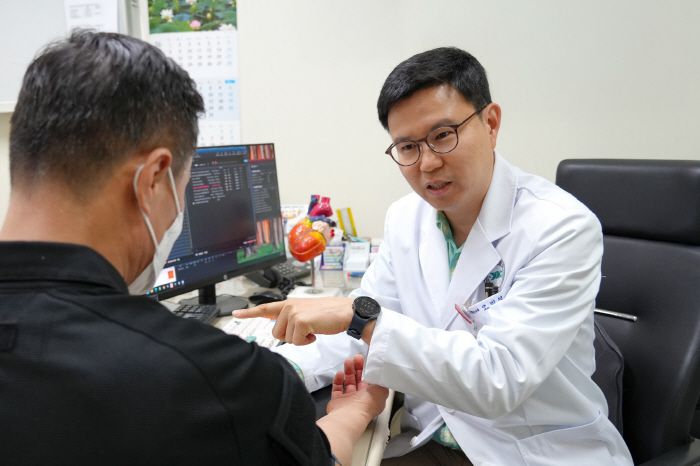 오민석 과장이 환자에게 심근경색증에 대해 설명하고 있다.