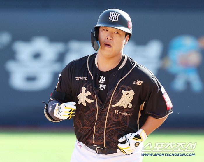18일 수원 케이티위즈파크에서 열린 KT와 LG의 더블헤더 1차전 경기. 4회말 LG 치리노스 상대 솔로홈런을 날린 KT 강백호. 수원=송정헌 기자songs@sportschosun.com/2025.09.18/