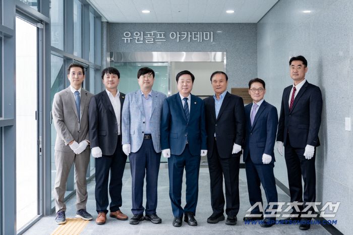 (사진1) 유원골프재단이 충남대학교 스포츠콤플렉스에 유원골프아카데미 17호점을 설립하고 22일 제막식을 진행했다. (왼쪽부터) 충남대학교 체육진흥원 이승민 원장, 대외협력본부 김기광 본부장, 김성섭 부총장, 김정겸 총