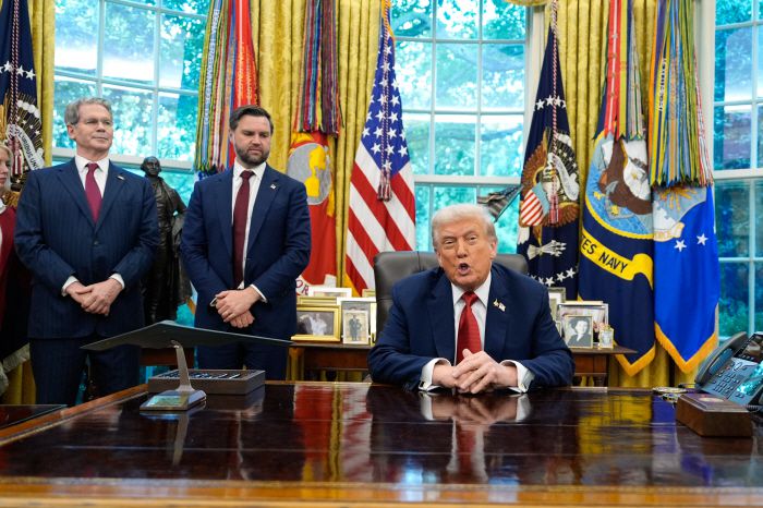 President Donald Trump speaks in the Oval Office at the White House, Thursday, Sept. 25, 2025, in Washington, as Treasury Secretary Scott Bessent and Vice President JD Vance listen. (AP Photo/Alex Brandon) <저작권자(c) 연합뉴스, 무단 전재-재배포, AI 학습 및 활용 금지>