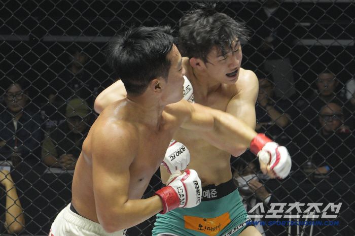 이정현이 편예준에게 펀치를 날리고 있다. 사진제공=로드FC