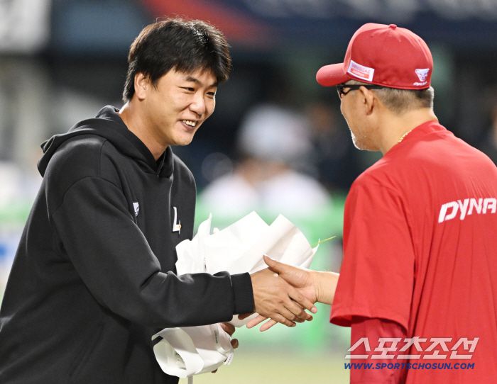 27일 서울 잠실구장에서 열린 SSG-두산전. SSG가 6대2로 승리한 가운데 12년 연속 10승을 달성한 김광현이 이숭용 감독의 축하 꽃다발을 받고 있다. 잠실=정재근 기자 cjg@sportschosun.com/2025.9.27/
