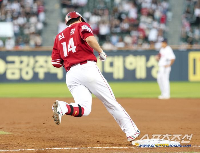 27일 서울 잠실구장에서 열린 SSG-두산전. 5회초 2사 최정이 솔로포를 친 후 1루를 밟고 있다. 잠실=정재근 기자 cjg@sportschosun.com/2025.9.27/