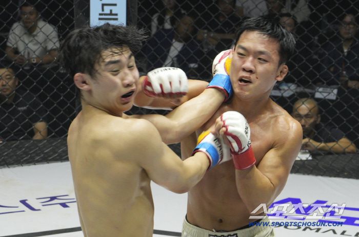 이정현고 편예준이 펀치를 교환하고 있다. 사진제공=로드FC