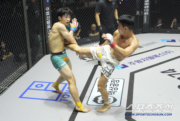 이정현이 편예준에게 공격하고 있다.  사진제공=로드FC