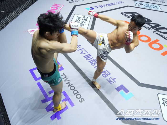 이정현이 편예준에게 하이킥을 날리고 있다. 사진제공=로드FC