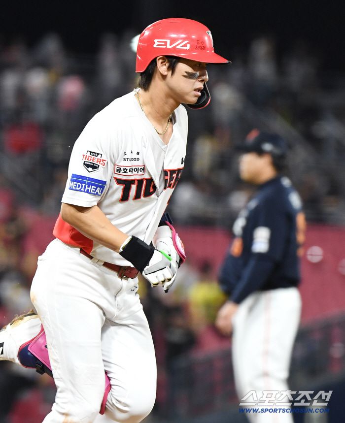 17일 광주 기아챔피언스필드에서 열린 한화-KIA전. 3회말 무사 박찬호가 솔로포를 친 후 달려나가고 있다. 광주=정재근 기자 cjg@sportschosun.com/2025.9.17/