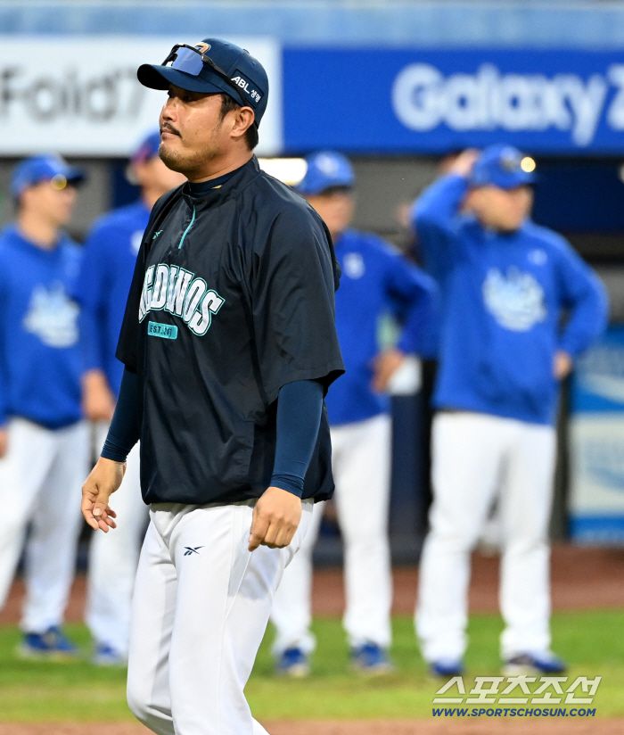 7일 대구삼성라이온즈파크에서 열린 NC와 삼성의 와일드카드 2차전, 삼성이 3대0으로 승리하며 준플레이오프에 진출했다. NC 이호준 감독이 아쉬운 발걸음을 옮기고 있다. 대구=허상욱 기자wook@sportschosun.com/2025.10.07/