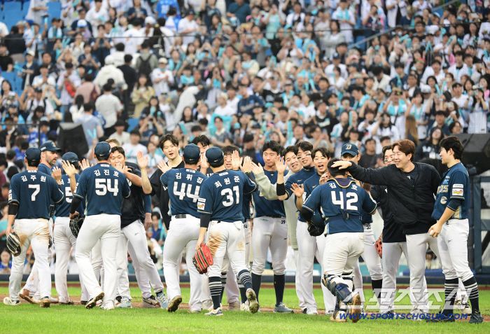 6일 대구 삼성라이온즈파크에서 열린 NC와 삼성의 와일드카드 1차전. NC가 삼성에 4대 1로 승리했다. 경기 종료 후 승리의 기쁨을 나누고 있는 NC 선수들. 대구=송정헌 기자songs@sportschosun.com/2025.10.06/