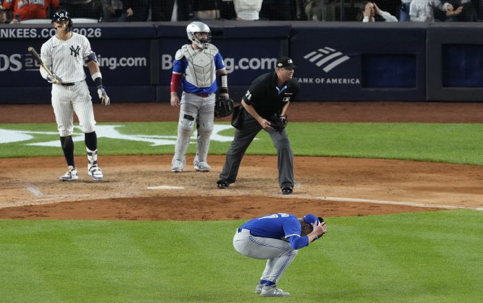 토론토 투수 루이스 발랜드가 4회 애런 저지에게 홈런포를 맞은 직후 머리를 감싸며 자책하고 있다. UPI연합뉴스