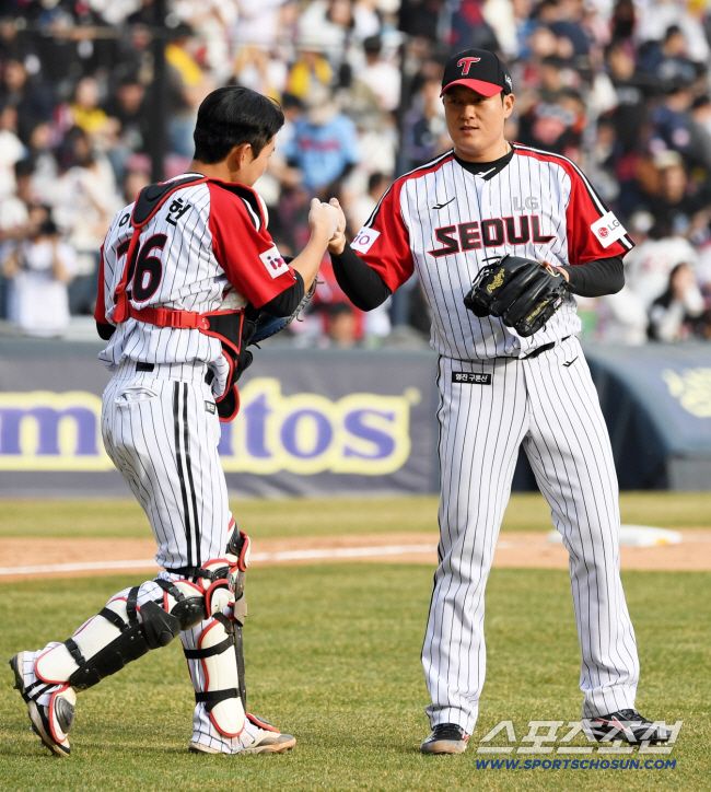 23일 잠실구장에서 열린 LG 트윈스와 롯데 자이언츠의 경기. 승리한 LG 선수들이 기뻐하고 있다. 잠실=박재만 기자 pjm@sportschosun.com/2025.03.23/