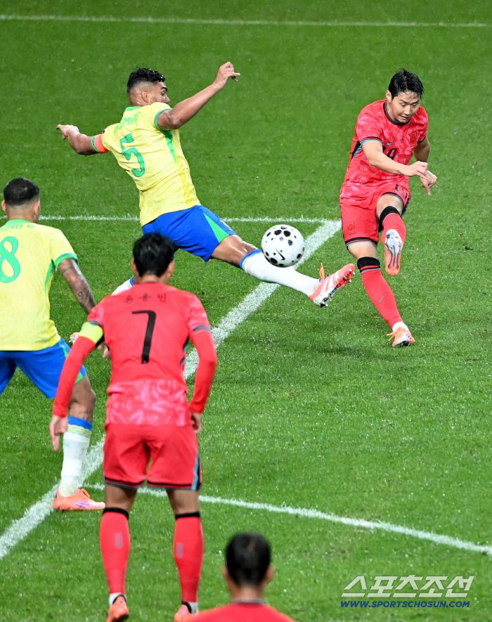 10일 서울월드컵경기장에서 열린 대한민국 축구대표팀과 브라질의 A매치 평가전, 이강인이 크로스를 시도하고 있다. 상암=허상욱 기자wook@sportschosun.com/2025.10.10/