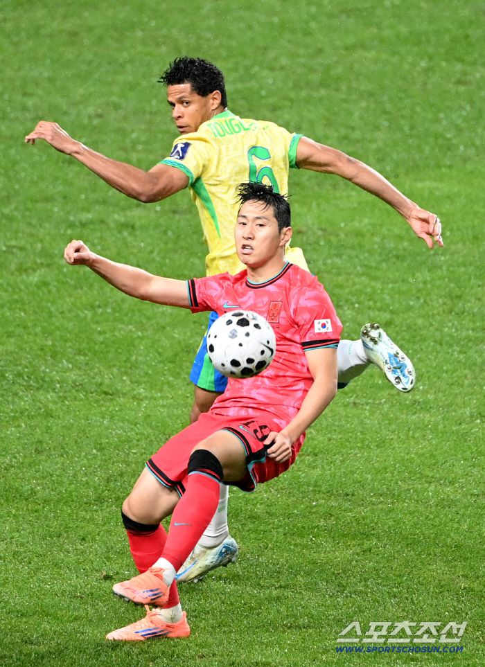 10일 서울월드컵경기장에서 열린 대한민국 축구대표팀과 브라질의 A매치 평가전, 이강인이 산토스와 공중볼을 다투고 있다. 상암=허상욱 기자wook@sportschosun.com/2025.10.10/