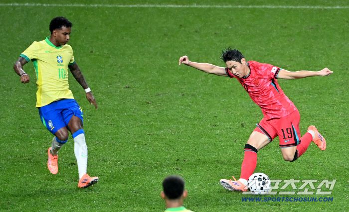 10일 서울월드컵경기장에서 열린 대한민국 축구대표팀과 브라질의 A매치 평가전, 이강인이 돌파를 시도하고 있다. 상암=허상욱 기자wook@sportschosun.com/2025.10.10/