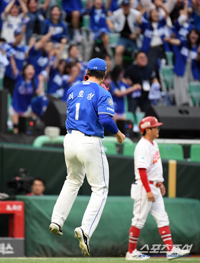 9일 인천SSG랜더스필드에서 열린 SSG와 삼성의 준PO 1차전. 8회말 2사 만루 삼성 이호성이 SSG 고명준을 3루 땅볼 처리한 뒤 포효하고 있다. 인천=박재만 기자 pjm@sportschosun.com/2025.10.09/