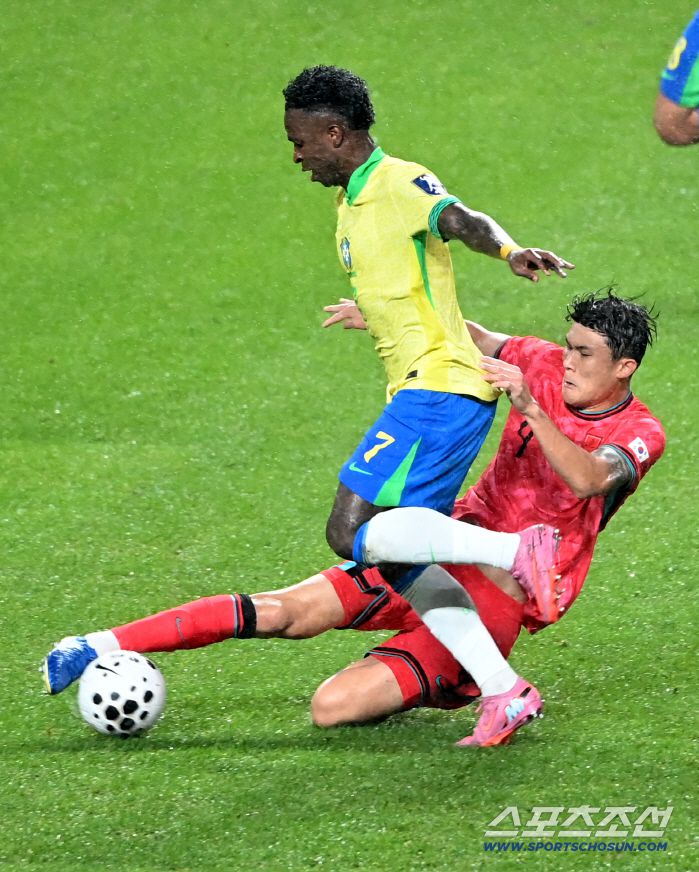 10일 서울월드컵경기장에서 열린 대한민국 축구대표팀과 브라질의 A매치 평가전, 김민재가 비니시우스의 돌파를 태클로 저지하고 있다. 상암=허상욱 기자wook@sportschosun.com/2025.10.10/