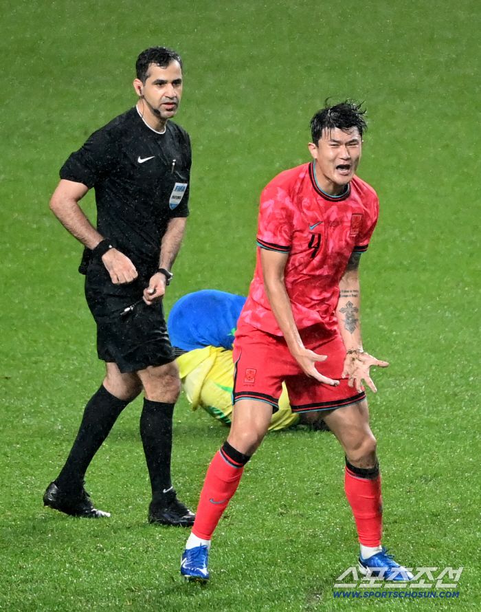 10일 서울월드컵경기장에서 열린 대한민국 축구대표팀과 브라질의 A매치 평가전, 김민재가 마테우스 쿠냐에 태클을 시도한 후 파울 선언에 격분하고 있다. 상암=허상욱 기자wook@sportschosun.com/2025.10.10/