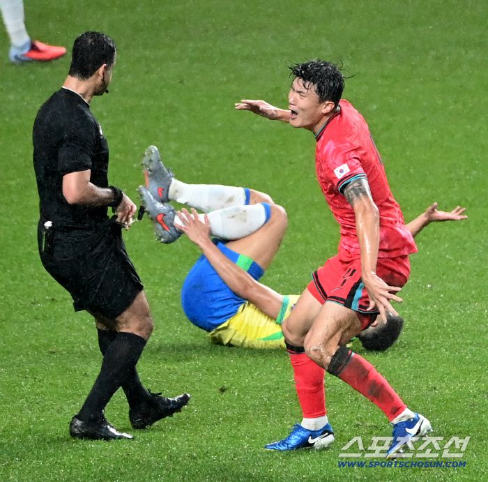 10일 서울월드컵경기장에서 열린 대한민국 축구대표팀과 브라질의 A매치 평가전, 김민재가 마테우스 쿠냐에 태클을 시도한 후 파울 선언에 격분하고 있다. 상암=허상욱 기자wook@sportschosun.com/2025.10.10/