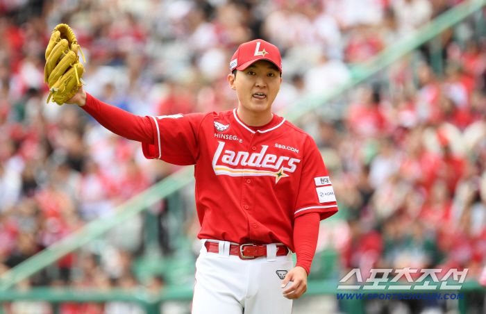 11일 인천SSG랜더스필드에서 열린 SSG와 삼성의 준PO 2차전. SSG 김건우이 1회 모든 아웃카운트를 삼진으로 잡은 뒤 숨을 고르고 있다. 인천=박재만 기자 pjm@sportschosun.com/2025.10.11/