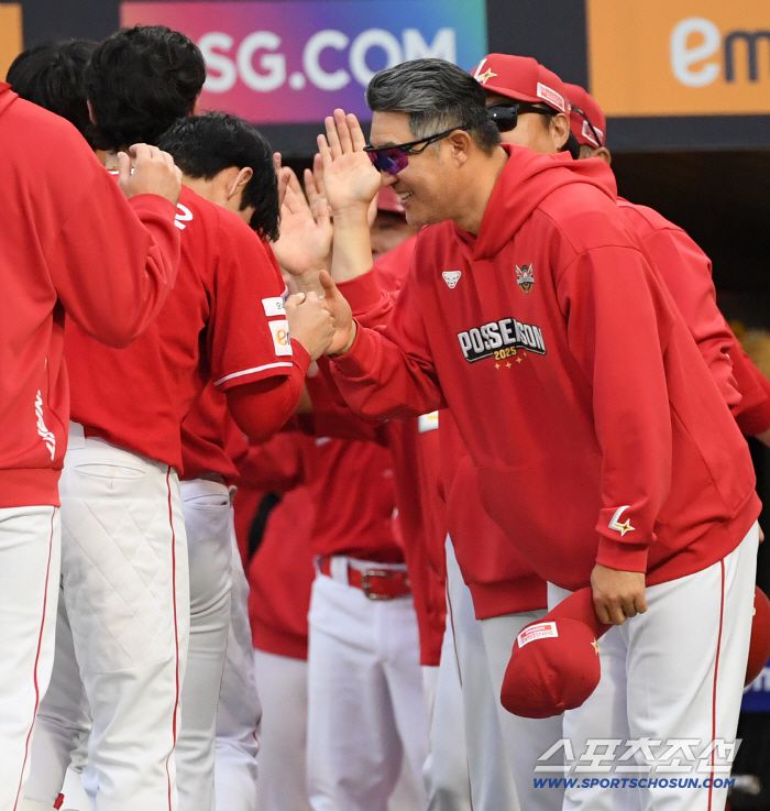 준PO 2차전 9회말 1사 SSG 김성욱이 끝내기 홈런을 터뜨리자 이숭용 감독이 모자까지 벗고 고마운 마음을 전했다. 인천=박재만 기자 pjm@sportschosun.com