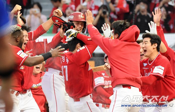 SSG 가을야구 첫 승을 끝내기 홈런으로 만들어낸 김성욱을 반기는 동료들.