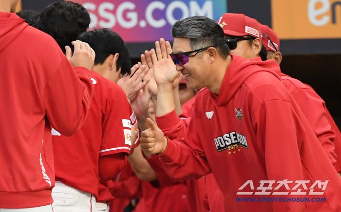 얼마나 고마웠으면 모자까지 벗고 고개 숙인 이숭용 감독은 김성욱을 향해 엄지를 치켜세웠다.