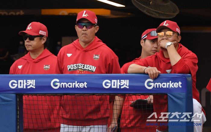 믿었던 마무리 조병현이 동점을 허용하자 굳어버린 이숭용 감독.